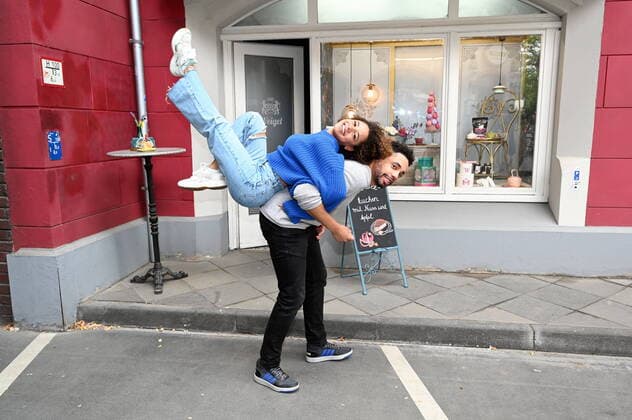 Entertainment Bilder des Tages Die Schauspieler Jess Maura ( spielt Paula ) und Julius Dombrink ( spielt Theo Wolters ) posieren in der Aussenkulisse der RTL Serie Unter uns, *** Actors Jess Maura plays Paula and Julius Dombrink plays Theo Wolters pose in the outdoor set of the RTL series Unter uns,