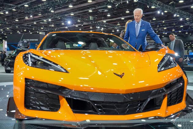Bilder des Jahres 2022, News 09 September News Themen der Woche KW37 September 14, 2022, Detroit, MI, United States of America: U.S President Joe Biden, prepares to get into a Chevrolet Corvette Z06 during a visit to the 2022 North American International Auto Show at Huntington Place Convention Center, September 14, 2022 in Detroit, Michigan. Detroit United States of America - ZUMAp138 20220914_zaa_p138_074 Copyright: xAdamxSchultz WhitexHousex