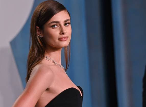March 27, 2022, Beverly Hills, CA, USA: Taylor Hill attends the 2022 Vanity Fair Oscar Party hosted by Radhika Jones at Wallis Annenberg Center for the Performing Arts on March 27, 2022 in Beverly Hills, California. Beverly Hills USA - ZUMAs181 20220327_zea_s181_1726 Copyright: xImagespacex