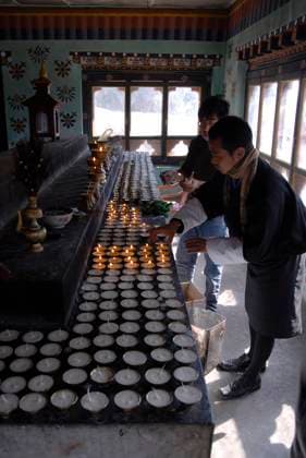 Kori La Pass, Ost-Bhutan People lighting up candles at Kori La pass, east of Mongar, East Bhutan Copyright: xZoonar.com LotharxKurtzex zoonar_3528266