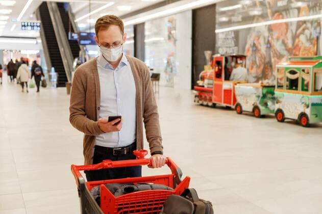  Male customer in medical face mask walking with shopping trolley in mall. Using mobile check list, Male customer in medical face mask walking with shopping trolley in mall. Using mobile check list for buy. Headed for groceries, Male customer in medical face mask walking with shopping trolley in mall. Using mobile check list for buy. Headed for groceries model released, Symbolfoto , 06.02.2022, Copyright: xVladdeepx Panthermedia31112485.jpg