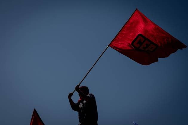 Student Protest In Chile Student raises flag in student march for a new constitution and better education, in Valparaiso, Chile, on September 14, 2022. Valparaiso Chile  Copyright: xJosexVeasx originalFilename: veas-notitle220914_npjRP.jpg