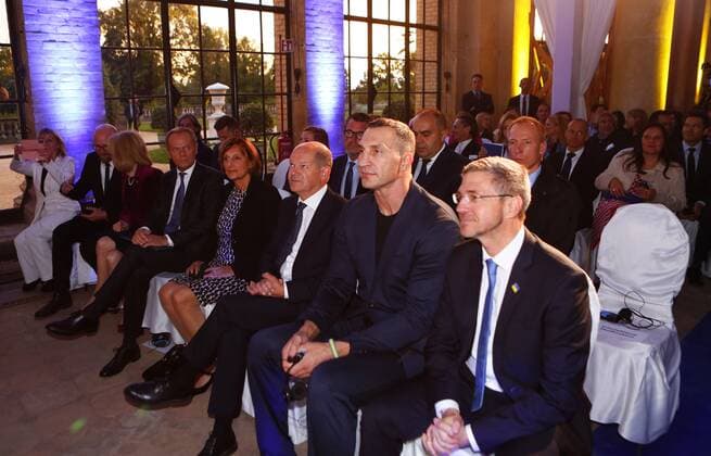 Germany: M100 Media Award to the Ukrainian people Brandenburg: M100 Media Award to the Ukrainian people – Dr. Wladimir Klitschko accepts the award on his behalf in Potsdam The photo shows Wladimir Klitschko in the Orangery in Sanssouci Park in Potsdam. Potsdam Brandenburg Germany Copyright: SimonexKuhlmey