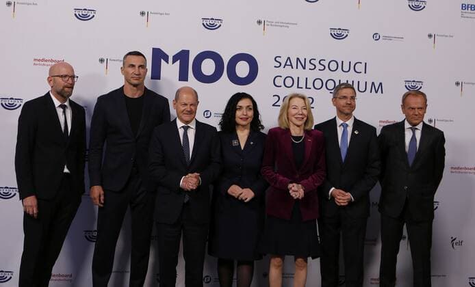 Germany: M100 Media Award to the Ukrainian people Brandenburg: M100 Media Award to the Ukrainian people – Dr. Wladimir Klitschko accepts the award on his behalf in Potsdam The photo shows Moritz van Dülmen (M100), Wladimir Klitschko, Chancellor Olaf Scholz, Vjosa Osmani-Sadriu (Presidential Republic of Kosovo), US Ambassador Amy Gutmann, Mike Schubert (Mayor of Potsdam), Donald Tusk (former President of Poland) in front of a Photo wall in the Orangery in Sanssouci Park in Potsdam. Potsdam Brandenburg Germany Copyright: SimonexKuhlmey
