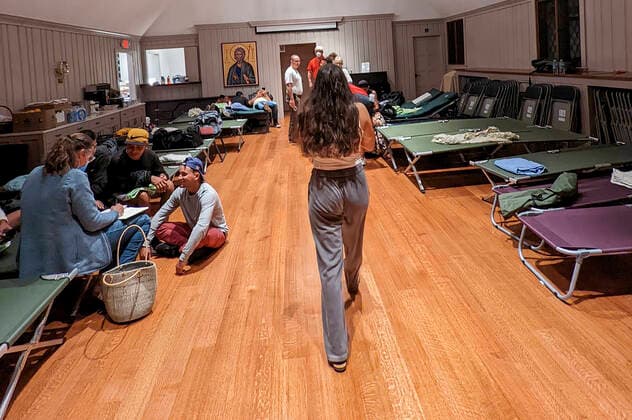 News Themen der Woche KW37 News Bilder des Tages September 15, 2022, Martha s Vineyard, Massachusetts, USA : Martha s Vineyard community members prepare beds to accommodate an unexpected influx of migrants who were flown to the island in a photo posted on Massachusetts State Rep. Dylan Fernandes social media page. Florida Republican Gov. DeSantis is claiming credit for sending two planes carrying migrants to Martha s Vineyard in Massachusetts. Martha s Vineyard USA - ZUMA 20220915_new_z03_030 Copyright: xDylanxFernandes Mass.xStatexRepx