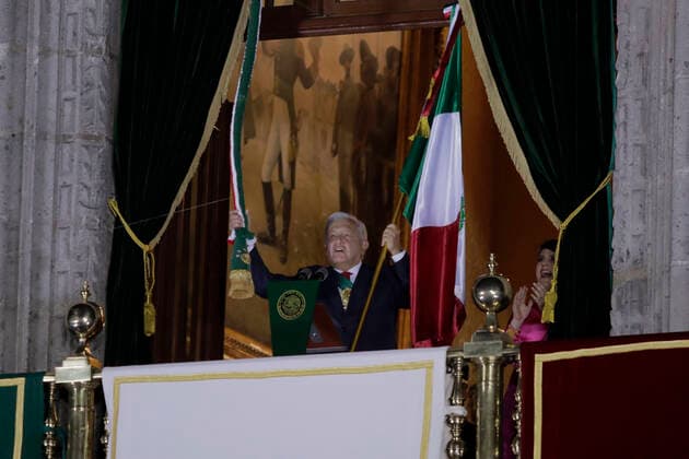 News Themen der Woche KW37 News Bilder des Tages 212th Anniversary Of The Independence Of Mexico AndrÃ s Manuel Lopez Obrador, President of Mexico, during the Grito de Independencia on the occasion of the 212th Anniversary of the Independence of Mexico in the Zocalo of Mexico City, who was accompanied by his wife Beatriz GutiÃ rrez Müller, Honorary President of the Honorary Advisory Council of the National Coordination of Historical and Cultural Memory of Mexico. Mexico City Mexico City Mexico  Copyright: xGerardoxVieyrax originalFilename: vieyra-notitle220916_npy7X.jpg