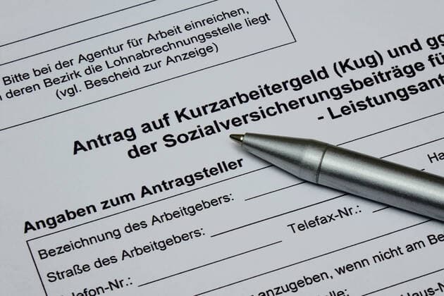 Antrag auf Kurzarbeitergeld Antrag auf Kurzarbeitergeld, 15.09.2022, Borkwalde, Brandenburg, Auf einem Antrag für Kurzarbeitergeld liegt ein Kugelschreiber. *** Application for short-time allowance Application for short-time allowance, 15 09 2022, Borkwalde, Brandenburg, On an application for short-time allowance lies a ballpoint pen