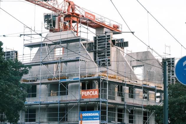 Düsseldorf 16.09.2022 Kran Baukran Baustelle Bauboom Wohnungen Wohnungsnot Mieten Mietpreis sozialer Wohnungsbau Immobilien Turmkran Laufkatze Wohnraummangel Wohnungsmangel Wohnung Baustelle Neubau Wohnungen Wohnung Baugerüst Mehrfamilienhaus Mietshaus Miete Mietspiegel Mietpreisspiegel Immobilie Immobilien Wohnungsnot Rohbau Wohnungsmangel Wohnungsmangel Baustau Wohnimmobilie Wohnungsimmobilien Mietpreise Altbau Leerstand Baumaterial Baustoffe Leiter Aussenleiter Bauleiter Mietpreise Wohnungsbau Ballungsgebiet bezahlbarer Wohnraum Wohnungssuche CO2-Preis CO2 Bundes-Klimaschutzgesetz Heizen Heizung Klimapaket Mieter Vermieter Mietpreis-Bremse Mietpreisbremse Wohnungsnot Klimasteuer Energiewende Büro Büros Homeoffice Home-Office Konjun