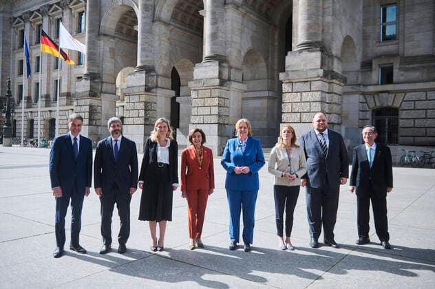 News Bilder des Tages Berlin, Gruppenfoto der Präsidentinnen und Präsidenten der Parlamente der G7-Staaten im Bundestag Anthony Rota (Kanada), YaÃ«l Braun-Pivet (Frankreich), Roberto Fico (Italien), Hiroyuki Hosoda (Japan) und Nancy Pelosi (USA) sowie Roberta Metsola (Europäisches Parlament) und Bärbel Bas (Deutschland) während des Gruppenfotos der Präsidentinnen und Präsidenten der Parlamente der G7-Staaten vor dem Bundestag am 16.09.2022 in Berlin. Berlin Bundestag Berlin Deutschland *** Berlin, group photo of the presidents of the parliaments of the G7 states in the Bundestag Anthony Rota Canada , YaÃ l Braun Pivet France , Roberto Fico Italy , Hiroyuki Hosoda Japan and Nancy Pelosi USA as well as Roberta Metsola European Parliament and Bärbel Bas Ger