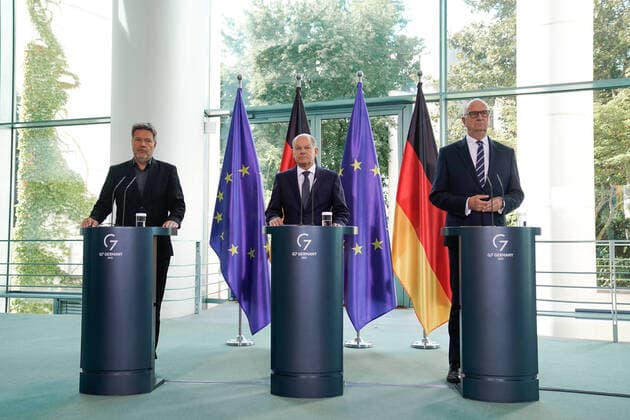 Pressestatement zum Massnahmenpaket fuer die ostdeutschen Raffineriestandorte und Haefen Aktuell, 16.09.2022, Berlin Wirtschafts- und Klimaminister Robert Habeck (Gruene) Bundeskanzler Olaf Scholz (SPD), Ministerpraesident Dietmar Woidke (SPD) von Brandenburg beim Pressestatement zum Massnahmenpaket fuer die ostdeutschen Raffineriestandorte und Haefen im Bundeskanzleramt in Berlin Berlin Berlin Deutschland *** Press statement on the package of measures for the East German refinery sites and ports News, 16 09 2022, Berlin Economy and Climate Minister Robert Habeck Greens Federal Chancellor Olaf Scholz SPD , State Premier Dietmar Woidke SPD of Brandenburg at the press statement on the package of measures for the East German refinery sites a