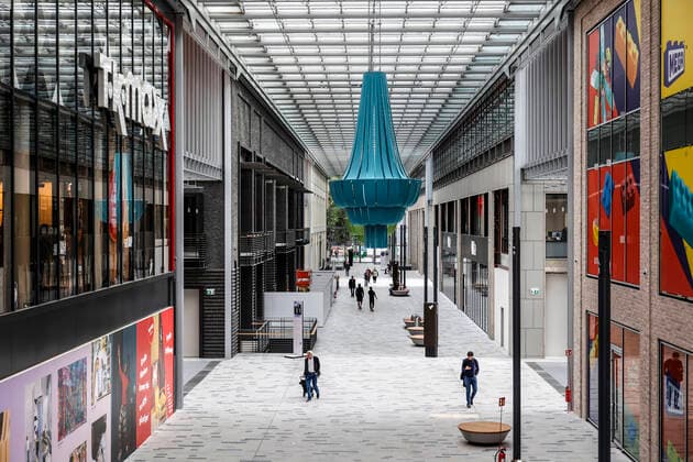 The Playce Berlin, 16.09.2022 - Teileroeffnung der renovierten ehemaligen Potsdamer Platz Arkaden unter neuem Namen: The Playce. Im Stil einer Markthalle werden auf drei Etagen internationale Marken und Dienstleister einziehen. Berlin Berlin Deutschland *** The Playce Berlin, 16 09 2022 Partial opening of the renovated former Potsdamer Platz Arkaden under new name The Playce In the style of a market hall, international brands and service providers will move in on three floors Berlin Berlin Germany