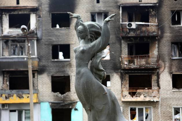 Ukraine-Konflikt, Eindrücke aus Isjum IZIUM, UKRAINE - SEPTEMBER 15, 2022 - A statue is seen before an apartment block destroyed as a result of Russian shelling in Izium that was liberated from Russian invaders, Kharkiv Region, northeastern Ukraine. Izium in Kharkiv Region after liberation from Russian occupiers  Copyright: xVyacheslavxMadiyevskyyx