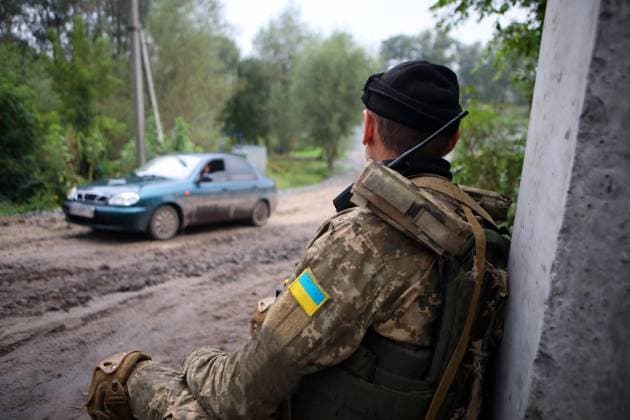 News Themen der Woche KW37 Ukraine-Konflikt, Eindrücke aus Isjum IZIUM, UKRAINE - SEPTEMBER 15, 2022 - A Ukrainian Armed Forces serviceman sits near a car in Izium which was liberated from Russian invaders, Kharkiv Region, northeastern Ukraine. Izium in Kharkiv Region after liberation from Russian occupiers  Copyright: xVyacheslavxMadiyevskyyx