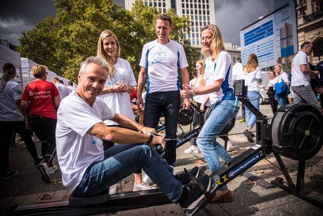 Entertainment Bilder des Tages 16.09.2022 xesx Frankfurt am Main, Opernplatz Spendenaktion Alle in einem Boot Rudern für den guten Zweck - für jedes WATT eine Spende von BMW-Niederlassung Frankfurt organiseirt durch Rudergesellschaft Germania Bild zeigt: : Promi-Team Schauspieler Hannes Jaenicke , Frankfurter Künstlerin Diana Eger, Patrik Kühnen Ex-Tennis Profi, Davis Cup Sieger, Lottofee Franziska Reichenbacher emspor, *** 16 09 2022 xesx Frankfurt am Main, Opernplatz fundraiser All in one boat Rowing for a good cause for each WATT a donation from BMW branch Frankfurt organiseirt by rowing society Germania picture shows celebrity team actor Hannes Jaenicke , Frankfurt artist Diana Eger, Patrik Kühnen ex tennis pro, Da HP