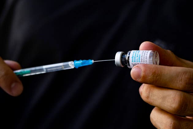 Medizinisches Personal zieht mit einer Syringe den Impfstoff gegen Affenpocken und Pocken von einer Ampulle im Checkpoint Bln am Herrmannplatz in Berlin am 16. September 2022. Affenpockenimpfung im Checkpoint Bln *** Medical staff use a syringe to pull the vaccine against monkeypox and smallpox from an ampoule at Checkpoint Bln on Herrmannplatz in Berlin on September 16, 2022 Monkeypox vaccination at Checkpoint Bln