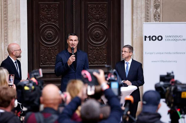 Moritz van Dülmen, Wladimir Klitschko und Mike Schubert bei der Verleihung des M100 Media Award 2022 für das ukrainische Volk in der Orangerie Sanssouci. Potsdam, 15.09.2022