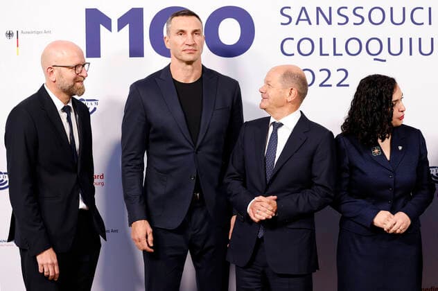 Moritz van Dülmen, Wladimir Klitschko, Olaf Scholz und Vjosa Osmani bei der Verleihung des M100 Media Award 2022 für das ukrainische Volk in der Orangerie Sanssouci. Potsdam, 15.09.2022