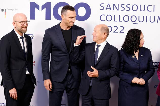 Moritz van Dülmen, Wladimir Klitschko, Olaf Scholz und Vjosa Osmani bei der Verleihung des M100 Media Award 2022 für das ukrainische Volk in der Orangerie Sanssouci. Potsdam, 15.09.2022