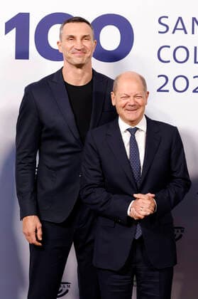 Wladimir Klitschko und Olaf Scholz bei der Verleihung des M100 Media Award 2022 für das ukrainische Volk in der Orangerie Sanssouci. Potsdam, 15.09.2022