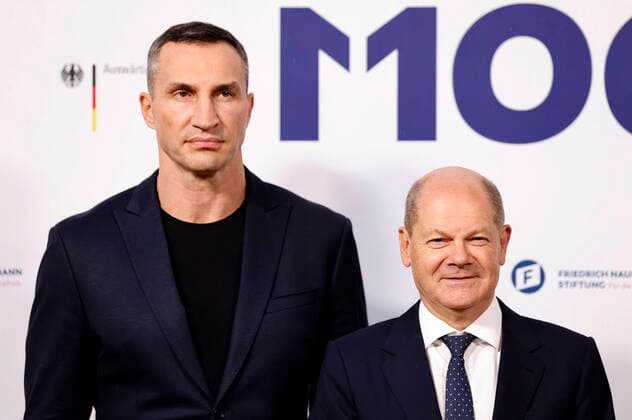 Wladimir Klitschko und Olaf Scholz bei der Verleihung des M100 Media Award 2022 für das ukrainische Volk in der Orangerie Sanssouci. Potsdam, 15.09.2022