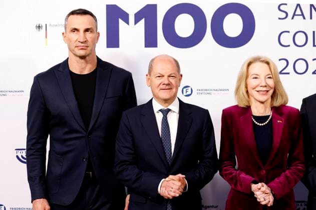 Wladimir Klitschko, Olaf Scholz und Amy Gutmann bei der Verleihung des M100 Media Award 2022 für das ukrainische Volk in der Orangerie Sanssouci. Potsdam, 15.09.2022