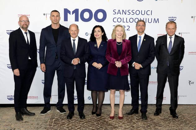 Moritz van Dülmen, Wladimir Klitschko, Olaf Scholz, Vjosa Osmani, Amy Gutmann, Mike Schubert und Donald Tusk bei der Verleihung des M100 Media Award 2022 für das ukrainische Volk in der Orangerie Sanssouci. Potsdam, 15.09.2022