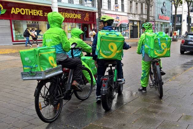 mjam - Essen via Lieferdienst mit Fahrrad oder Moped in Wien. Der Essenslieferdienst Delivery Hero aus Berlin ist in Oesterreich mit Mjam vertreten. Die Delivery Hero SE ist ein boersennotierter Betreiber von Online-Bestell- und Lieferplattformen fuer Mahlzeiten, Lebensmittel und anderen Waren des taeglichen Bedarfs
