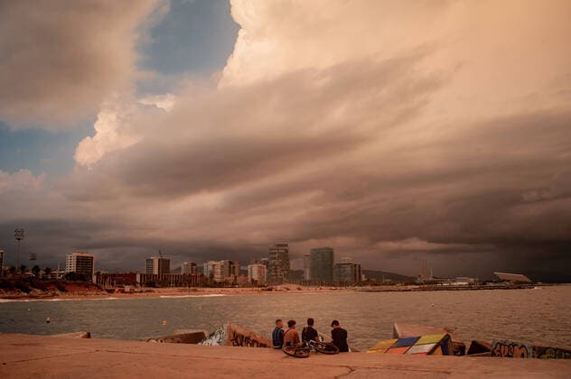 September 16, 2022, Barcelona, Spain: A group of kids spend the afternoon on a breakwater as stormy clouds roll across the sky in Barcelona, Spain. Barcelona Spain - ZUMAb137 20220916_zap_b137_006 Copyright: xJordixBoixareux