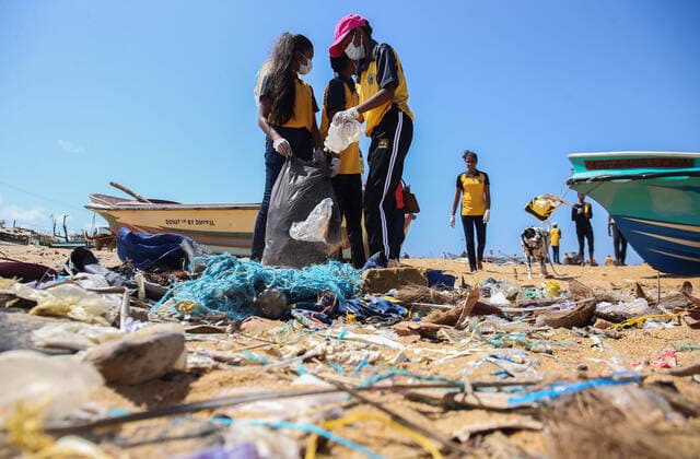 News Bilder des Tages World Cleanup Day In Sri Lanka Volunteers collect garbage on the beach at Dehiwala to coincide with World Cleanup Day. on September 17, 2022, in Dehiwala, near Colombo. Colombo Sri Lanka  Copyright: xPradeepxDambaragex originalFilename: dambarage-worldcle220917_npfyK.jpg