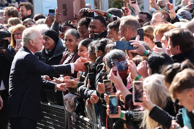 Entertainment Bilder des Tages . 17 09 2022. London, United Kingdom. King Charles III and Prince William meeting members of the public queuing to see the coffin of Queen Elizabeth II lying in state at Westminster Hall in London.  xStephenxLockx xi-Imagesx IIM-23777-0024
