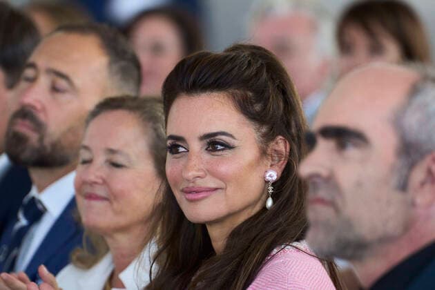 September 17, 2022, Madrid, Madrid, Spain: Penelope Cruz receives National Cinematrogy Award during 70th San Sebastian International Film Festival at Victoria Eugenia Theatre on September 17, 2022 in Donostia San Sebastian, Spain Madrid Spain - ZUMAg15_ 20220917_zaf_g15_089 Copyright: xJackxAbuinx