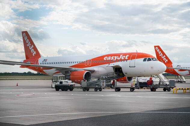 30.08.2022, Berlin, Deutschland, Europa - Ein Airbus A320-200 Passagierflugzeug von EasyJet Europe mit der Registrierung OE-IVF parkt auf dem Vorfeld am Flughafen Berlin Brandenburg Willy Brandt . EasyJet ist eine britische multinationale Billigfluglinie mit Hauptsitz am Flughafen London Luton. *** 30 08 2022, Berlin, Germany, Europe An Airbus A320 200 passenger aircraft of EasyJet Europe with registration OE IVF is parked on the apron at Berlin Brandenburg Willy Brandt Airport EasyJet is a British multinational low-cost airline headquartered at London Luton Airport