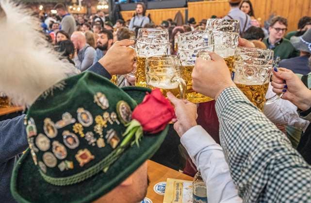 Bilder des Jahres 2022, News 09 September News Themen der Woche KW37 News Bilder des Tages Wiesnbesucher stossen in der Augustiner Festhalle mit ihrer Maß Bier an, Oktoberfest 2022, Eröffnungstag der Wiesn, 17. September 2022 Deutschland, München, 17.09.2022, Wiesnbesucher in bayerischer Tracht stossen in der Augustiner Festhalle mit ihrer Maß Bier an, Beginn des Oktoberfest 2022, Prosit, anstossen, zuprosten, Masskrüge, Eröffnungstag, mittags um 12:30 Uhr, Oktoberfest 2022, typisch bayerisch, Volksfest, Bayern, Lebensfreude, Bier, Brauerei, das Oktoberfest findet erstmals seit 2019 wieder statt, *** Oktoberfest 2022, opening day of the Oktoberfest, 17 September 2022 Germany, Munich, 17 09 2022, Oktoberfest visitors in Bavarian costume toast with their Maß beer in the Augustiner Festhalle, Start of Oktoberfest 2022, toast,