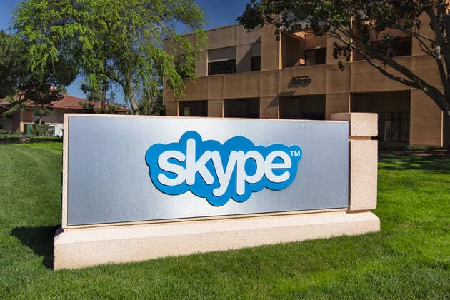 IMAGO History, 250 Jahre USA, Digitales Zeitalter: Entwicklung des Internets und Aufstieg von Silicon Valley PALO ALTO, CA USA - MARCH 16, 2014: Skype Corporate Building in Silicon Valley. Skype is a voice-over-IP service and instant messaging client,developed by Microsoft. , 12725922.jpg, Microsoft, Modern, Sign, Silicon Valley, Window, blue, business, chat, communication, computer, conferencing, connection, conversation, corporate headquarters, digital, instant messaging, internet, ip, ipad, laptop, media, message, mobile, network, networking, online, pc, skype, social, social media, technology, telecommunication, video, virtual, voice over IP, voip, wi-fi, wireless,
