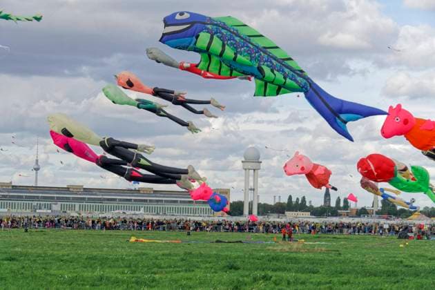 Festival der Riesendrachen auf dem Tempelhofer Feld in Berlin , 17.09.2022, Berlin-Tempelhofer Feld, Frühlingswetter im Februar 2021, Sonnenuntergang, Berlin Festival der Riesendrachen auf dem Tempelhofer Feld in Berlin, 17.09.2022, Mehr als 80 Drachenflieger aus ganz Europa liessen Ihre bis zu 50m langen Riesendrachen steigen. Berlin-Tempelhof *** Festival of giant kites on the Tempelhofer Feld in Berlin , 17 09 2022, Berlin Tempelhofer Feld, spring weather in February 2021, sunset, Berlin Festival of giant kites on the Tempelhofer Feld in Berlin, 17 09 2022, More than 80 kite flyers from all over Europe let their up to 50m long giant kites fly Berlin Tempelhof