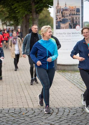 Mecklenburg-Vorpommerns Ministerpräsidentin Manuela Schwesig au dem 25. Schweriner Unicef-Lauf in Schwerin. Die erlaufenen Spendengelder sind in diesem Jahr für das Unicef-Projekt Â«Nothilfe für hungernde Kinder in MadagaskarÂ» bestimmt. Schwerin *** Mecklenburg-Western Pomeranias Prime Minister Manuela Schwesig at the 25 Schwerin Unicef Run in Schwerin This years donations are earmarked for the Unicef project Emergency aid for starving children in Madagascar Schwerin Copyright: FrankxHormannx xnordlicht