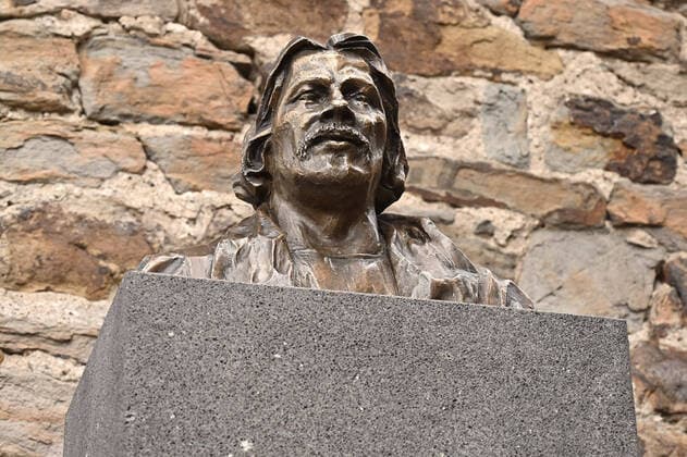 Entertainment Bilder des Tages Schimanski-Büste am 17.09.2022 in Duisburg In Duisburg erinnert eine Bronze-Büste an die Krimi-Figur Horst Schimanski. Die Skulptur wurde am Freitagnachmittag im Stadtteil Ruhrort enthüllt. Die Skulptur zeigt Kopf und Oberkörper von Schimanski, gespielt vom inzwischen verstorbenen Schauspieler Götz George. Angefertigt wurde sie von der Duisburger Künstlerin Carolin Höbing, finanziert vom Ruhrorter Fotografen Gernot Schwarz. Nordrhein-Westfalen Deutschland *** Schimanski bust on 17 09 2022 in Duisburg In Duisburg, a bronze bust commemorates the crime thriller character Horst Schimanski The sculpture was unveiled on Friday afternoon in the Ruhrort district The sculpture shows the head and torso of Schimanski, played by the now decea