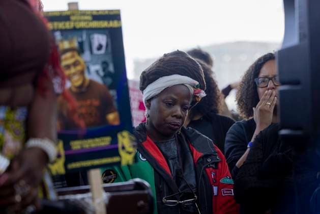 September 17, 2022, London, United Kingdom: A protester seen mourning for the death of Chris Kaba at the vigil outside New Scotland Yard. Chris Kaba, a 24-year-old Afro-Caribbean, was shot unarmed on 5 September after a pursuit that ended in south London by a Met Police Officer. A vigil was called by his family outside the New Scotland Yard, requesting for justice for Chris Kaba. London United Kingdom - ZUMAs197 20220917_zaa_s197_222 Copyright: xHestherxNgx