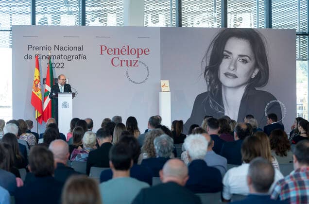 National Cinematography Award - 70th San Sebastian Film Festival The Minister of Culture and Sport, Miquel Iceta participates in the presentation of the National Cinematography Award 2022 to PenÃ lope Cruz, at the Tabakalera International Center for Contemporary Culture, on September 17, 2022, in San Sebastian, Guipuzkoa, Basque Country (Spain). San Sebastian Spain Spain  Copyright: xAlbertoxOrtegax originalFilename: agency-penlopec220917_np1dH.jpg