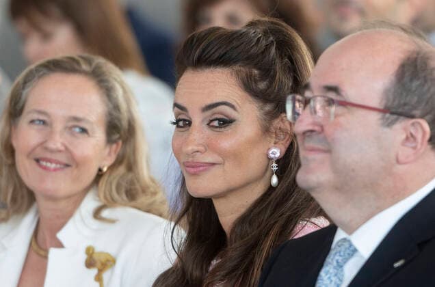 National Cinematography Award - 70th San Sebastian Film Festival (L-R) First Vice President and Minister of Economic Affairs and Digital Transformation, Nadia Calvino; actress PenÃ lope Cruz; and Minister of Culture and Sports, Miquel Iceta, at the ceremony to present the 2022 National Film Award to PenÃ lope Cruz, at Tabakalera International Center for Contemporary Culture, on September 17, 2022, in San Sebastian, Guipuzkoa, Basque Country (Spain). San Sebastian Spain Spain  Copyright: xAlbertoxOrtegax originalFilename: agency-penlopec220917_npQcr.jpg