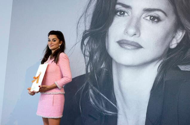 Entertainment Bilder des Tages National Cinematography Award - 70th San Sebastian Film Festival Actress PenÃ lope Cruz poses with the 2022 National Cinematography Award, Tabakalera International Center for Contemporary Culture, September 17, 2022, in San Sebastian, Guipuzkoa, Basque Country (Spain). San Sebastian Spain Spain  Copyright: xAlbertoxOrtegax originalFilename: agency-penlopec220917_npwbH.jpg