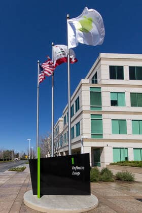 IMAGO History, 250 Jahre USA, Digitales Zeitalter: Entwicklung des Internets und Aufstieg von Silicon Valley CUPERTINO, CA USA - MARCH 16, 2014: Apple Headquarters in Silicon Valley. Apple Inc. is an American multinational that designs, develops, and sells consumer electronics, computer software and personal computers. , 12722496.jpg, American, California, Inc., Mac, Sign, Silicon Valley, Trade, USA, apple, apple inc, blue, building, company, computer, computers, consumer, corporation, cupertino, flags, headquartered, headquarters, inc, international, ios, logotype, multinational, nobody, personal, software, trademark, united states of america, vertical image,