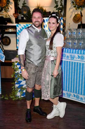 Felix von Jascheroff mit Freundin Alexandra Sophie beim Wiesn-Anstich zum Oktoberfest 2022 im Hofbräu Berlin. Berlin, 17.09.2022 *** Felix von Jascheroff with girlfriend Alexandra Sophie at the tapping of the Oktoberfest 2022 at the Hofbräu Berlin Berlin, 17 09 2022 Foto:xN.xKubelkax xFuturexImage