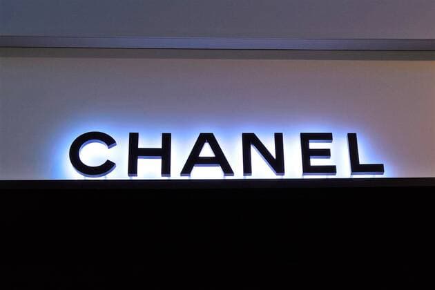Chanel Fashion-Store in Wien. Chanel S.A.S. heisst der von Gabrielle Coco Chanel - von 1883 bis 1971 - mit der Eroeffnung einer Chanel-Boutique 1913 in Deauville gegruendete Modekonzern mit heutigem Sitz in Neuilly-sur-Seine bei Paris. Mittlerweile gehoert Chanel weltweit zu den groessten und bedeutendsten Unternehmen in der Mode- und Kosmetikbranche. Neben Haute Couture und Pret-a-porter fuer Damen produziert Chanel darueber hinaus fuer Damen und zum Teil auch fuer Herren hochpreisige Uhren, Schmuck, Brillen, Accessoires, Parfuem und Kosmetik im Luxusgueter-Segment *** Chanel Fashion Store in Vienna Chanel S A S is the name of the fashion group founded by Gabrielle Coco Chanel from 1883 to 1971 with the opening of a Chanel boutique in 191