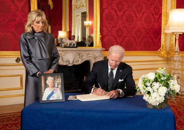 Entertainment Themen der Woche KW37 Entertainment Bilder des Tages News Bilder des Tages . 18 09 2022. London, United Kingdom.US President Joe Biden and the First Lady Jill Biden sign a book of condolence at Lancaster House in London, on the eve of the funeral of Queen Elizabeth II.  xPoolx xi-Imagesx IIM-23784-0005