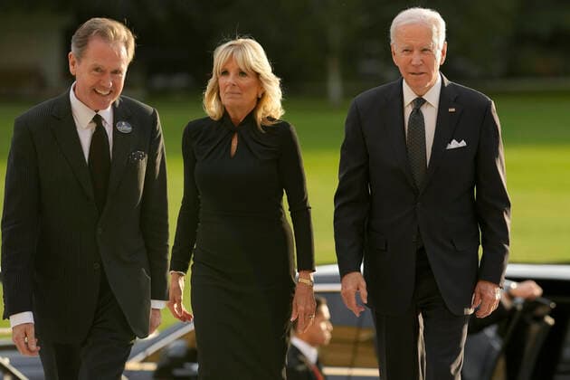 . 18 09 2022. London, United Kingdom.US President Joe Biden accompanied by First Lady Jill Biden are welcomed by Master of the Household Sir Tony Johnstone-Burt at Buckingham Palace in London, on the eve of the funeral of Queen Elizabeth II.  xPoolx xi-Imagesx IIM-23784-0011