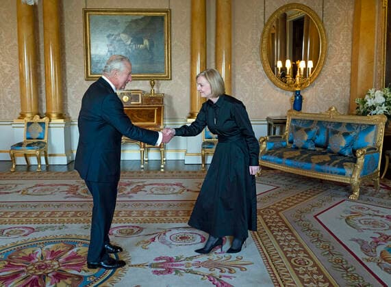 Entertainment Themen der Woche KW37 Entertainment Bilder des Tages News Bilder des Tages . 18 09 2022. London, United Kingdom. King Charles III receives UK Prime Minister Liz Truss at Buckingham Palace in London, on the eve of the funeral of Queen Elizabeth II .  xPoolx xi-Imagesx IIM-23785-0003