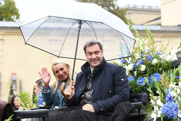 Entertainment Themen der Woche KW37 News Bilder des Tages Oktoberfest - Ministerpräsident Dr. Markus Söder und Frau beim Trachten- und Schützenzug anläßlich des 187. Oktoberfestes am 18.09.202022 in München, Deutschland, Oberbayern München Odeonsplatz Oberbayern Deutschland *** Oktoberfest Prime Minister Dr Markus Söder and wife at the traditional costume and rifle parade on the occasion of the 187 Oktoberfest on 18 09 202022 in Munich, Germany, Upper Bavaria Munich Odeonsplatz Upper Bavaria Germany