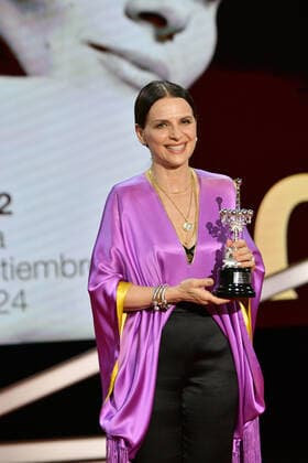 70eme Festival de Cine de Donostia San Sebastian Juliette Binoche - Donostia Award Ceremony SAN SEBASTIAN, SPAIN - SEPTEMBER 18: Actress Juliette Binoche receives the Donostia award from director Isabel Coixet during the 70th San Sebastian International Film Festival at the Kursaal Palace on September 18, 2022 in San Sebastian, Spain. 284216 2022-09-18 San Sebastian Espagne  Copyright: xThomasxBohlenx STAR_284216_023