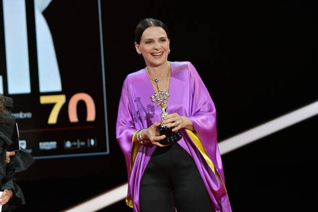 70eme Festival de Cine de Donostia San Sebastian Juliette Binoche - Donostia Award Ceremony SAN SEBASTIAN, SPAIN - SEPTEMBER 18: Actress Juliette Binoche receives the Donostia award from director Isabel Coixet during the 70th San Sebastian International Film Festival at the Kursaal Palace on September 18, 2022 in San Sebastian, Spain. 284216 2022-09-18 San Sebastian Espagne  Copyright: xThomasxBohlenx STAR_284216_025